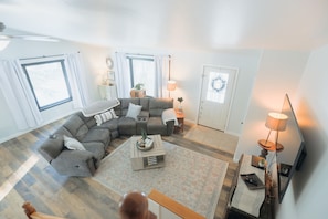 Smart TV, chimenea, reproductor de DVD y libros