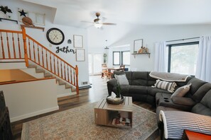 Smart-TV, Kamin, DVD-Player, Bücher