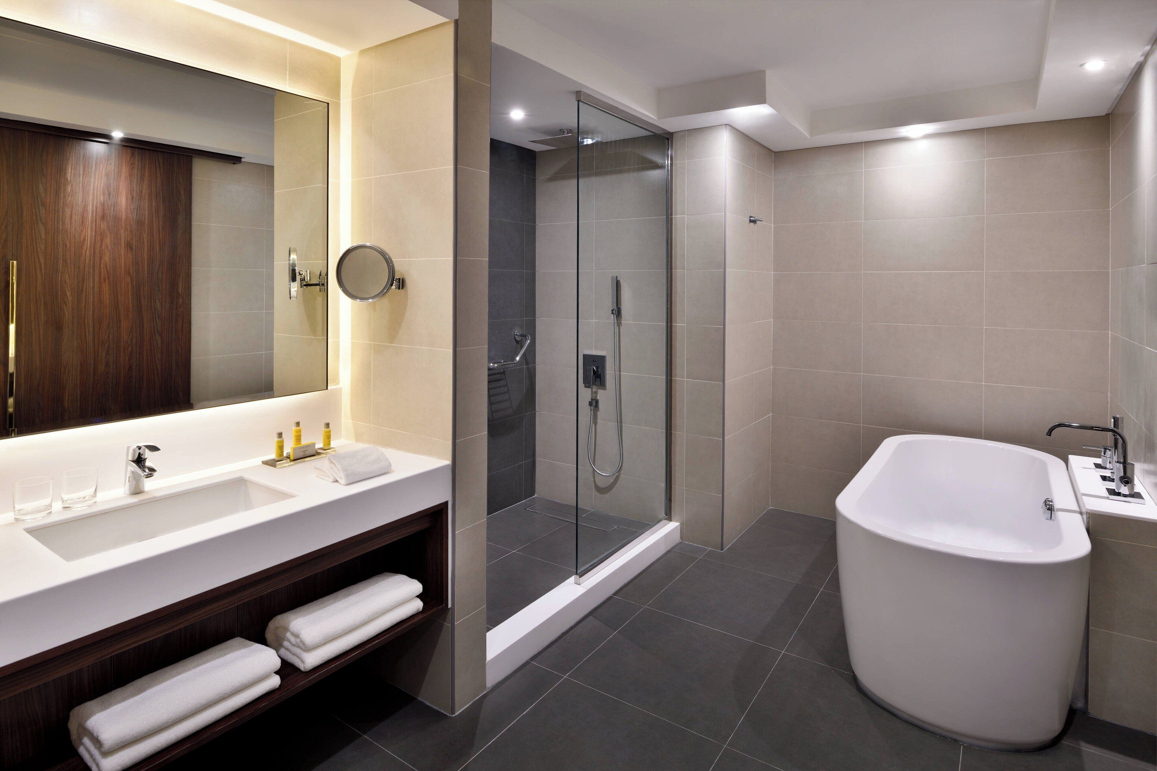 club suite, 1 bedroom, smoking | bathroom | free toiletries, hair dryer, bathrobes, slippers