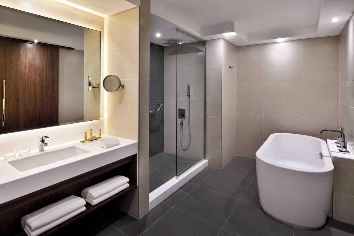 club suite, 1 bedroom, smoking | bathroom | free toiletries, hair dryer, bathrobes, slippers