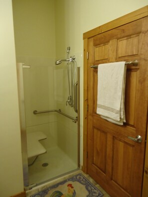 Douche, sèche-cheveux, serviettes fournies, savon