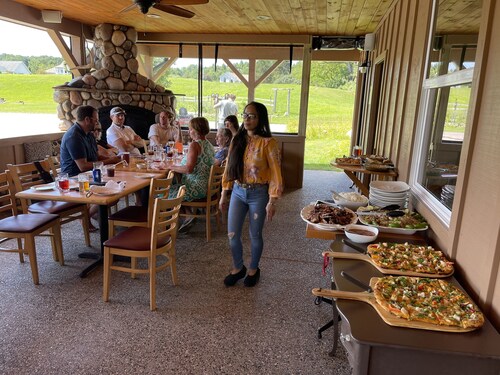 Bleiben Sie im Herzen von Leelanau County Weinprobe Region. Ansichten zu Traverse Bay