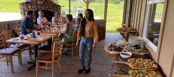 Estancia en el corazón de la región de degustación de vino del condado de Leelanau. Vistas a Traverse Bay