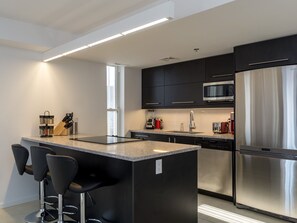 Réfrigérateur, four à micro-ondes, un four, surface de cuisson