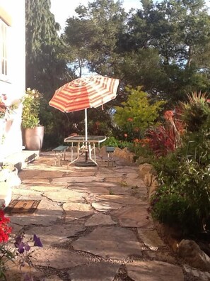 Terrace/patio - Convenient walk to UC, Haas, MSRI, Simons and Goldman School. Historic home.  (Berkeley)