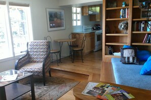 TV, books - Convenient walk to UC, Haas, MSRI, Simons and Goldman School. Historic home.  (Berkeley)
