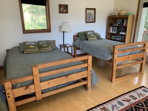 4 bedrooms, desk, free WiFi, bed sheets