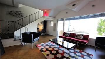Smart TV, fireplace, books, stereo