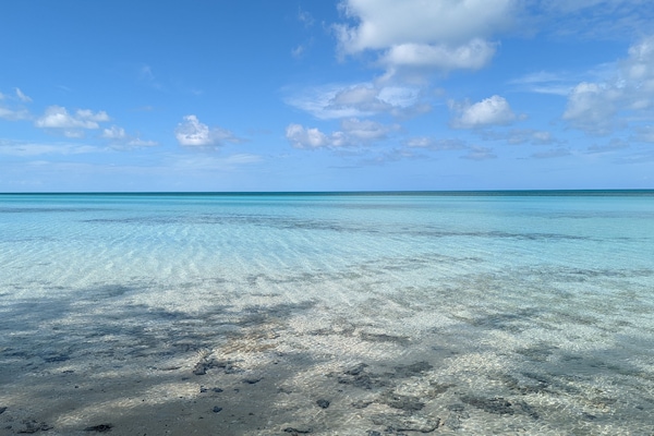 Sulla spiaggia, lettini da mare, teli da spiaggia
