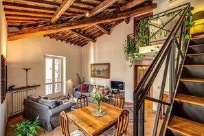 TV, DVD player, books - Trevi Slideshow Apartment by the Trevi Fountain (Roma)