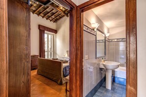 2 makuuhuonetta, silitysrauta/-lauta, vauvan matkasänky, ilmainen Wi-Fi