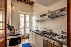 Jääkaappi, uuni, kahvin-/teenkeitin