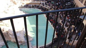 Une vaste place publique dotée d’un bassin central et d’espaces aménagés pour s’asseoir tout autour.