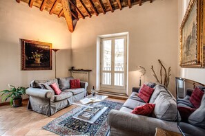 TV, DVD player, books - Trevi Slideshow Apartment by the Trevi Fountain (Roma)