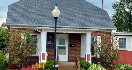 Encantador, acogedor, cabaña - French Lick Quarters - Walk Casino / Resort, pubs, etc.