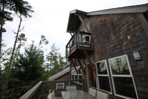 Outdoor dining - Relaxing Large Spacious Home awaits you! (Manzanita)