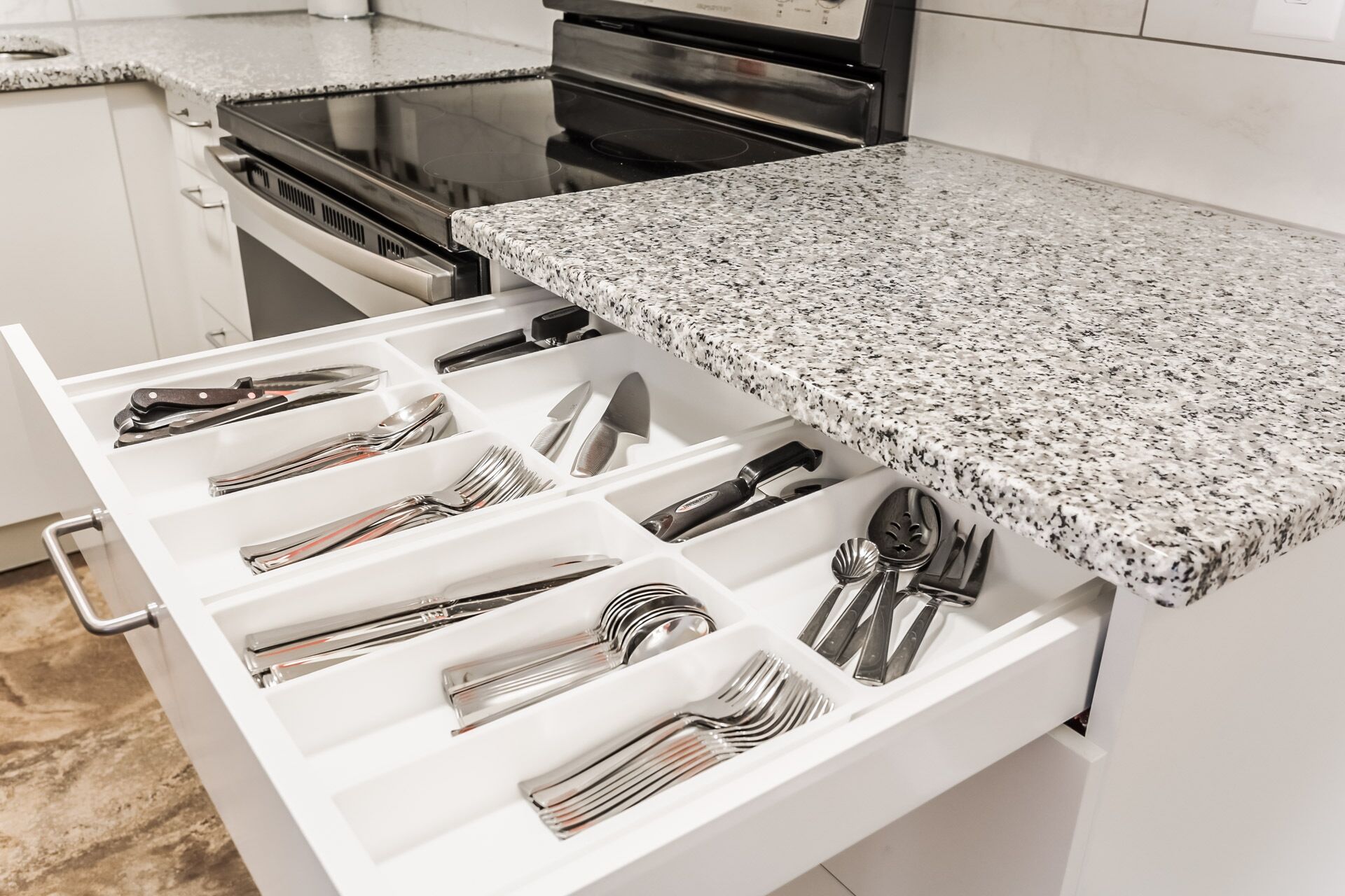 Køleskab, mikrobølgeovn, ovn, kogeplade