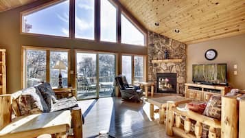 Smart TV, chimenea y estéreo