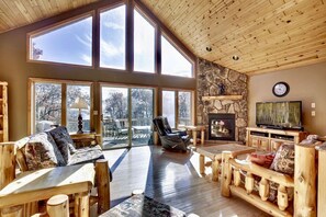 Smart TV, fireplace, stereo