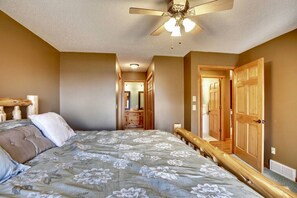 5 habitaciones, escritorio y tabla de planchar con plancha 