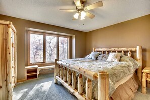 5 bedrooms, desk, iron/ironing board, travel crib