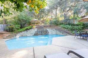 Lämmitetty uima-allas