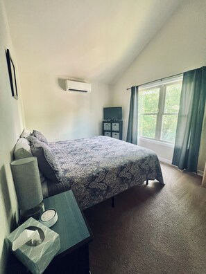 1 bedroom, WiFi, bed sheets - Breathtaking Mountain View, Convenient Location, Dog Friendly, A (Asheville)