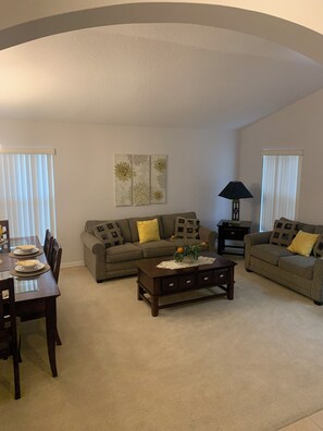 Smart-TV, Videospiele, DVD-Player, Tischfußball