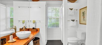 The Bungalow - Charming 2 Bed/2 Bath Guest House on 2 acres in Summerville, SC