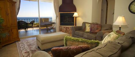 スマートテレビ、暖炉、DVD プレーヤー、ビデオライブラリ