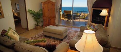 TV connectée, cheminée, livres