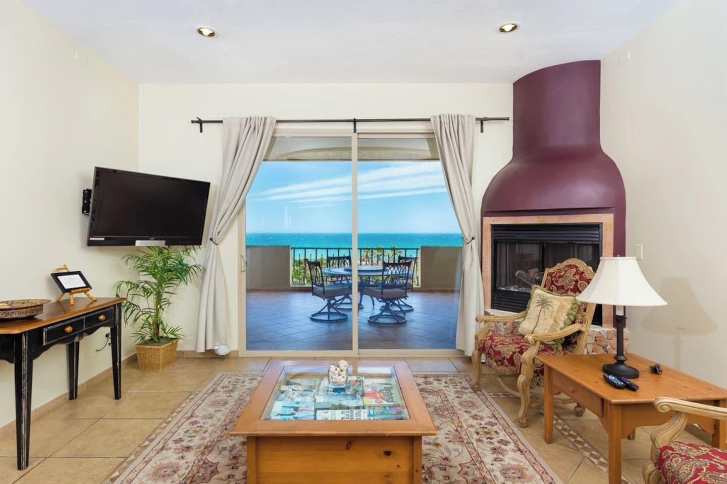 Smart-TV, peis og bøker