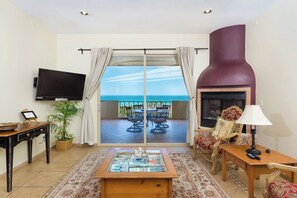 Smart-tv, eldstad och böcker