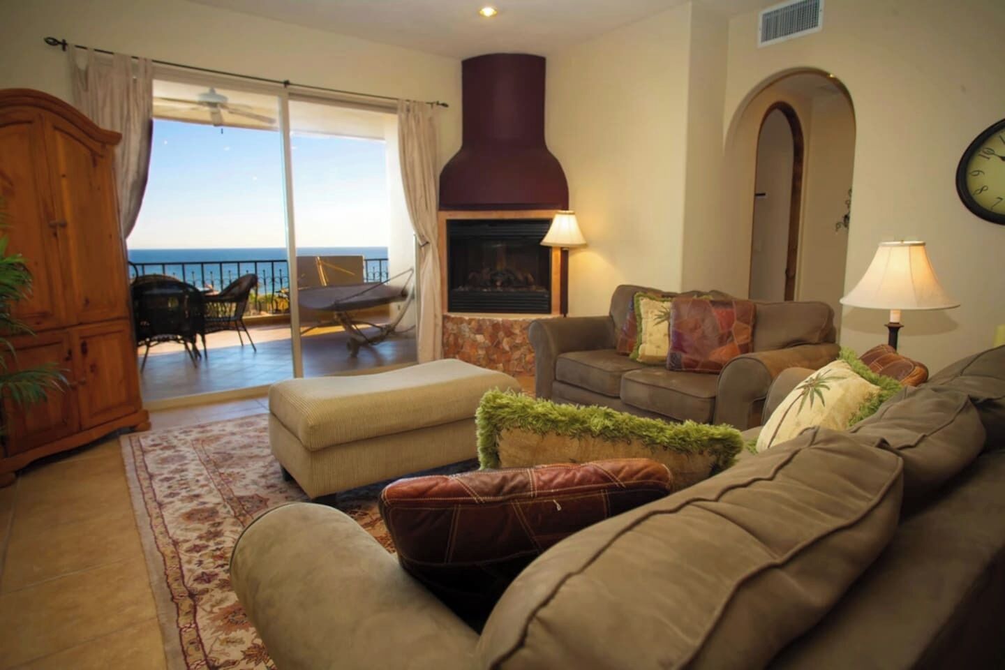 Smart-TV, peis og bøker