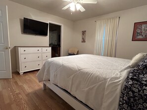 3 室のベッドルーム、アイロン / アイロン台、WiFi (無料)、ベッドシーツ