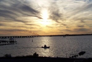 On the beach - Water Front Beach House on the Bay, Boat Launch, WiFi, and Great Sunset Views (Pass Christian)