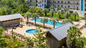 Ein Hotel mit mehreren Gebäuden, einem Schwimmbad und umliegender Bepflanzung.