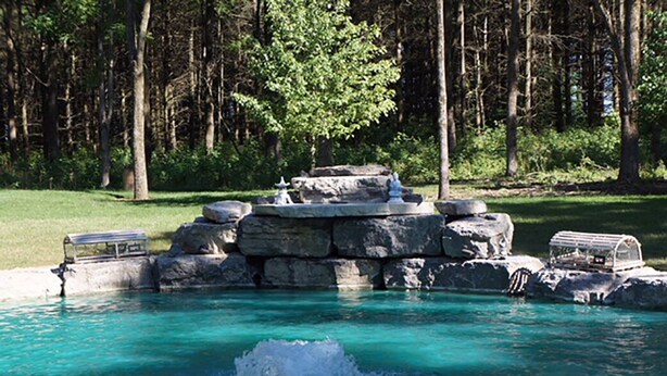 Eine Felsformation mit einem Wasserspiel in einer natürlichen Umgebung.