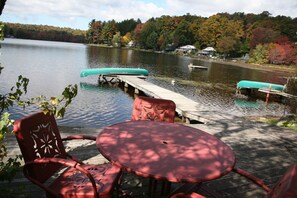Outdoor dining - Ava’s Lakeside Cottage, Lakeside Cozy Cottage (Middle Grove)