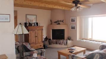 TV connectée, cheminée, lecteur de DVD, table de tennis de table