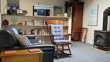 Una televisión de pantalla plana, una chimenea, un reproductor de DVD