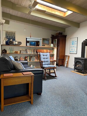 Flachbildfernseher, Kamin, DVD-Player, Bücher