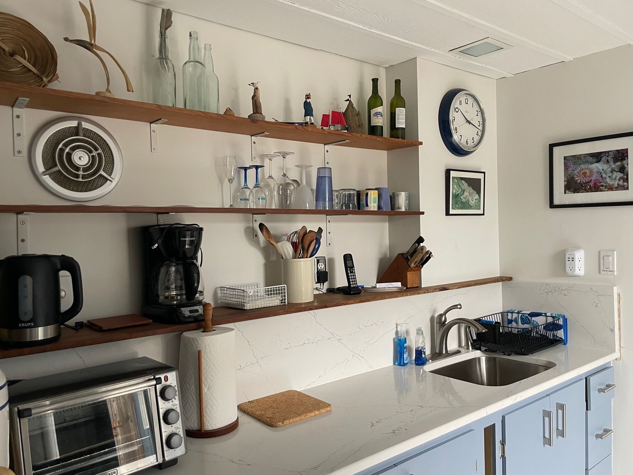 Frigorífico, microondas, placa de cocina y cafetera o tetera