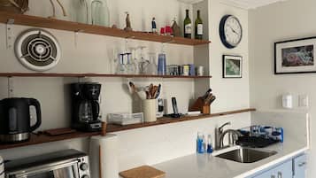 Frigorífico, microondas, placa de cocina y cafetera o tetera