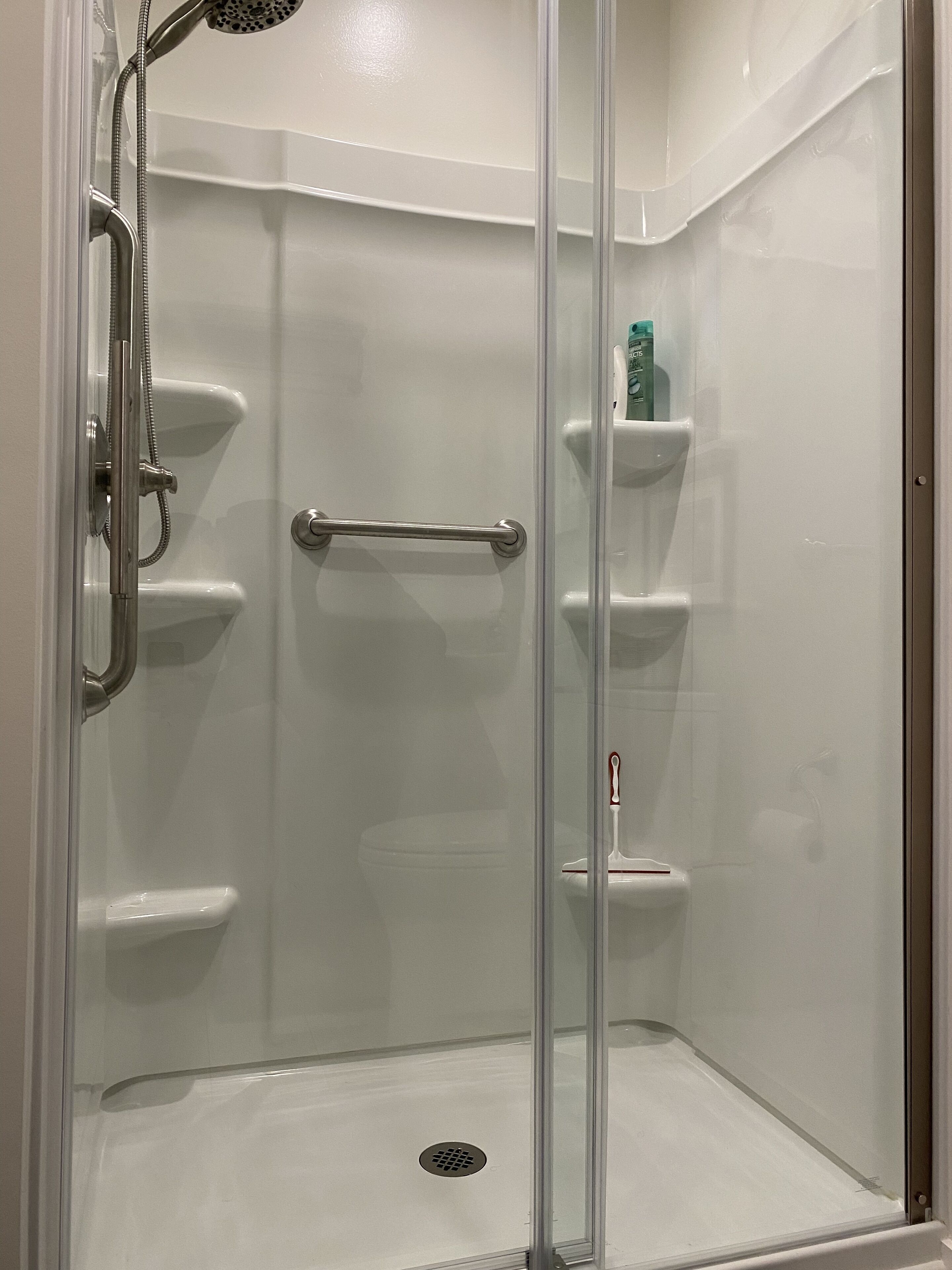 Ducha, secador de pelo, toallas, jabón