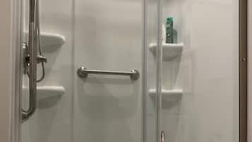 Ducha, secador de pelo, toallas, jabón