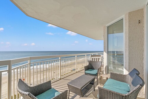 Beautiful Upscale BeachFront 4BR/3BA, Bright End Unit - Recently Remodeled