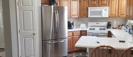 Kjøleskap, mikrobølgeovn, ovn og kokeplater