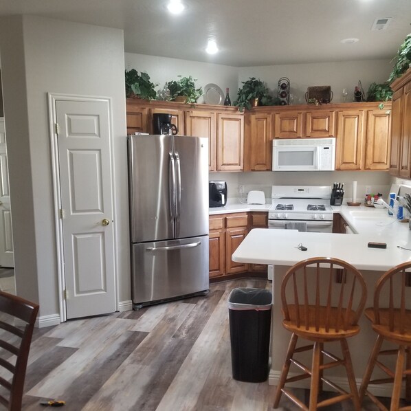 Jääkaappi, mikroaaltouuni, uuni, liesi