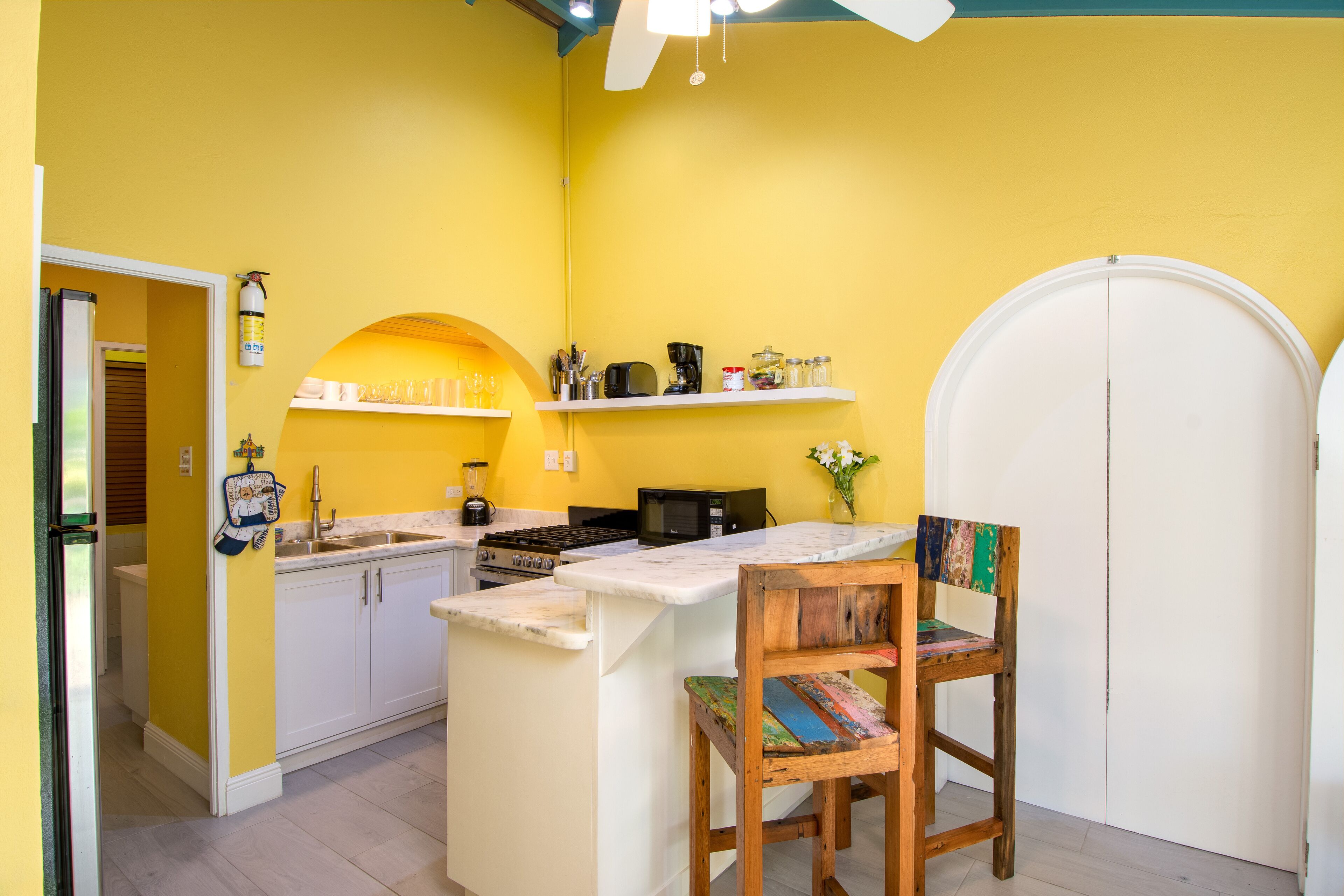 Een koelkast, een magnetron, een oven, een kookplaat